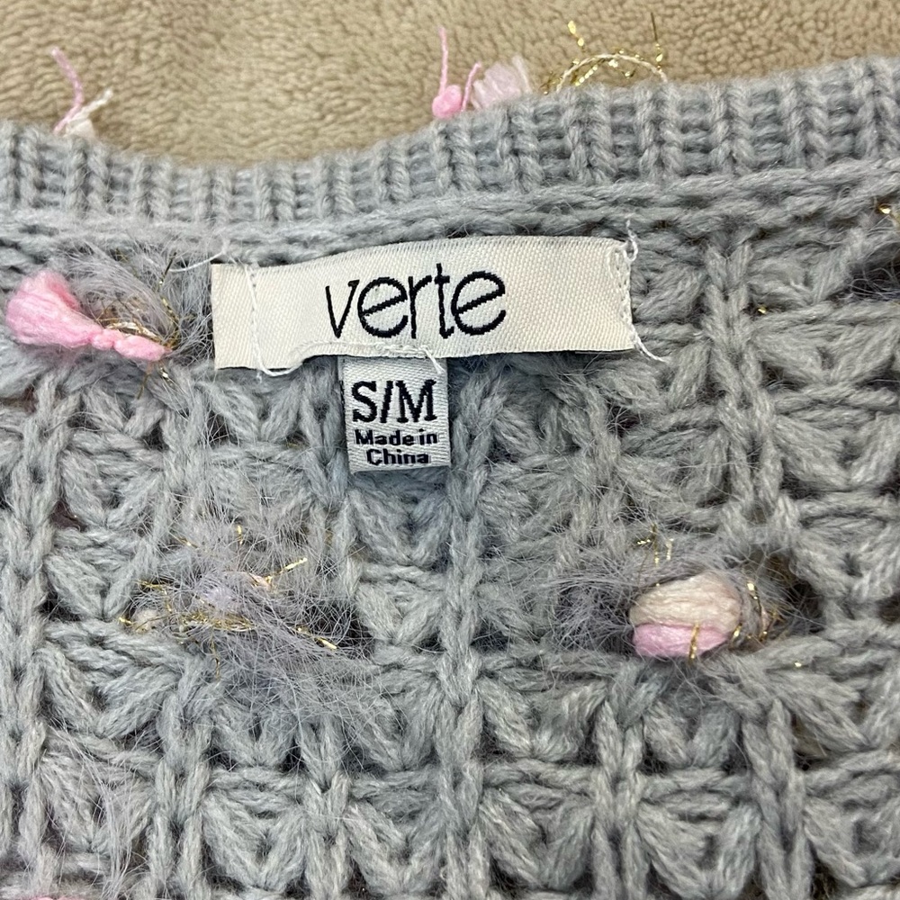 Verte Gray, Pink, White Ribbon and Yarn Adorn this fun Sweater size S/M - Picture 2 of 9